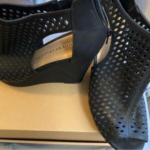 Chinese Laundry Woman’s Indie Wedge Sand size 8